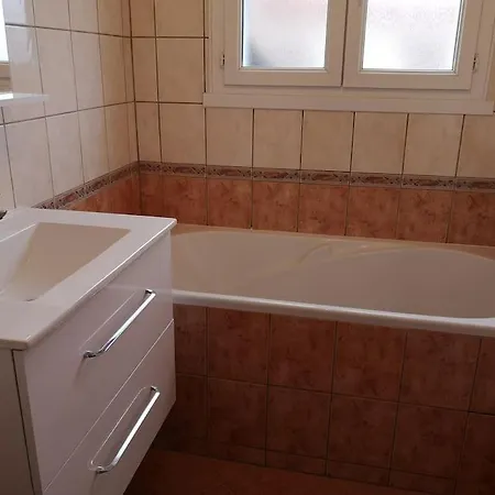 Ravissant Avec Piscine Et Jardin